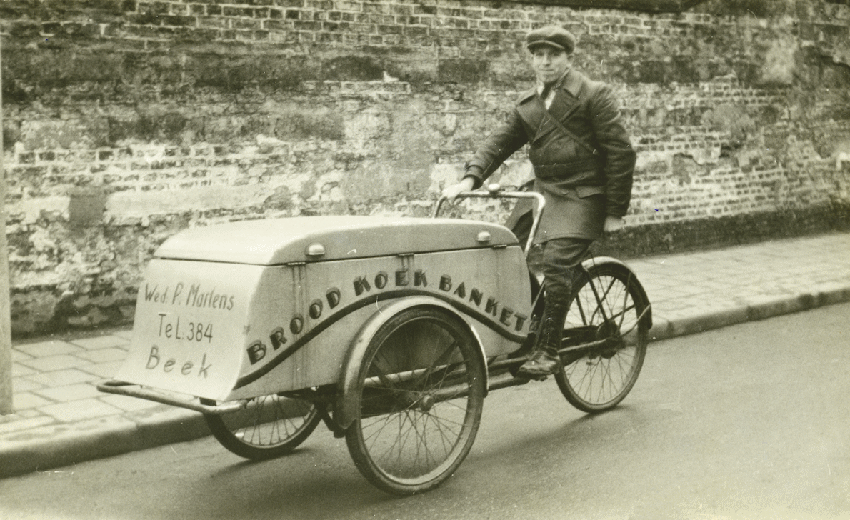 opa Martens op bakkersfiets